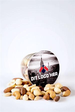Snacks bæger med logo tryk på toppen af bægeret - en lækker blanding af salte nødder