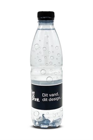 0,5 l dansk vand med brus - vand med logo - logovand i flaske af genbrugsplast